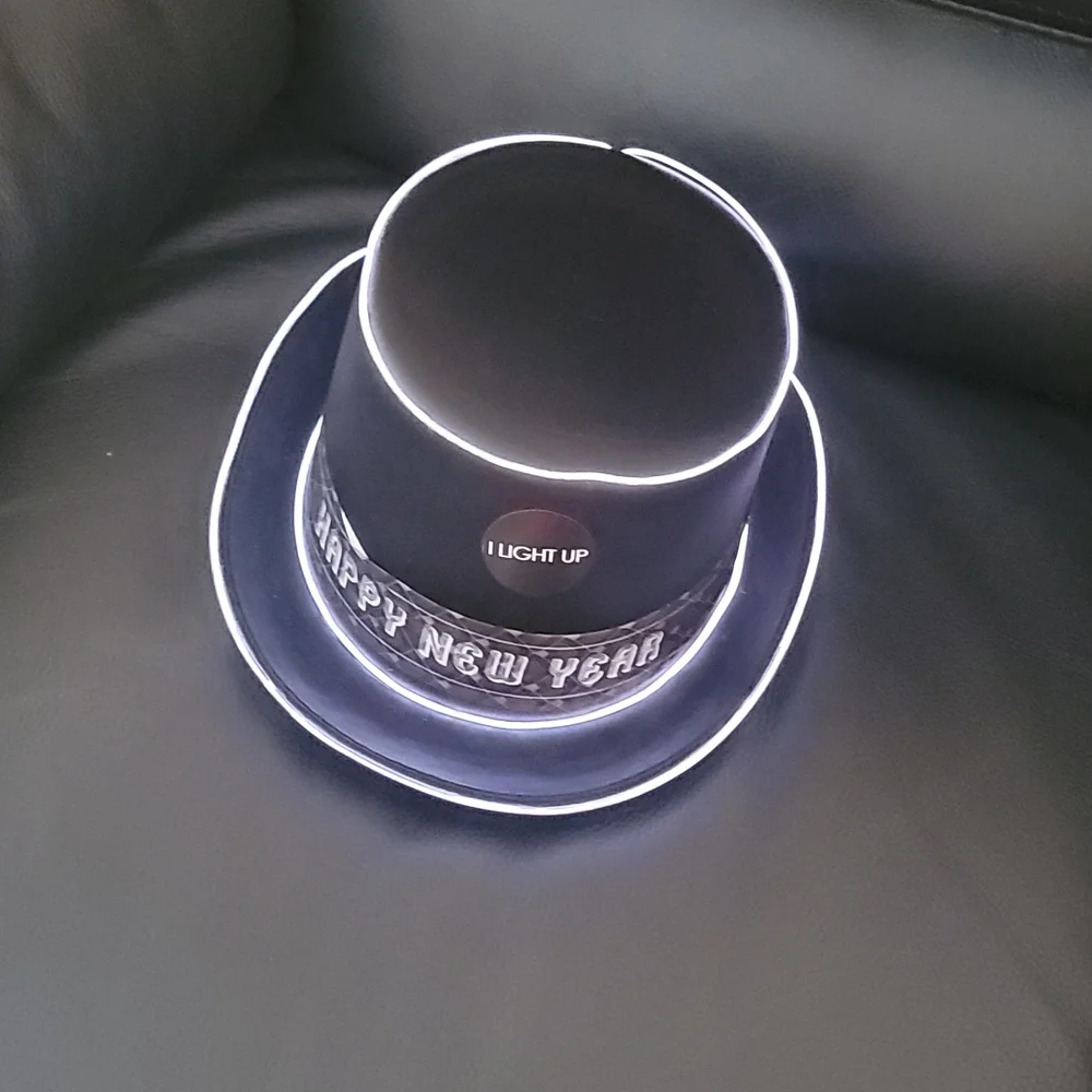 Happy new years. Lighted top hat..nwt.